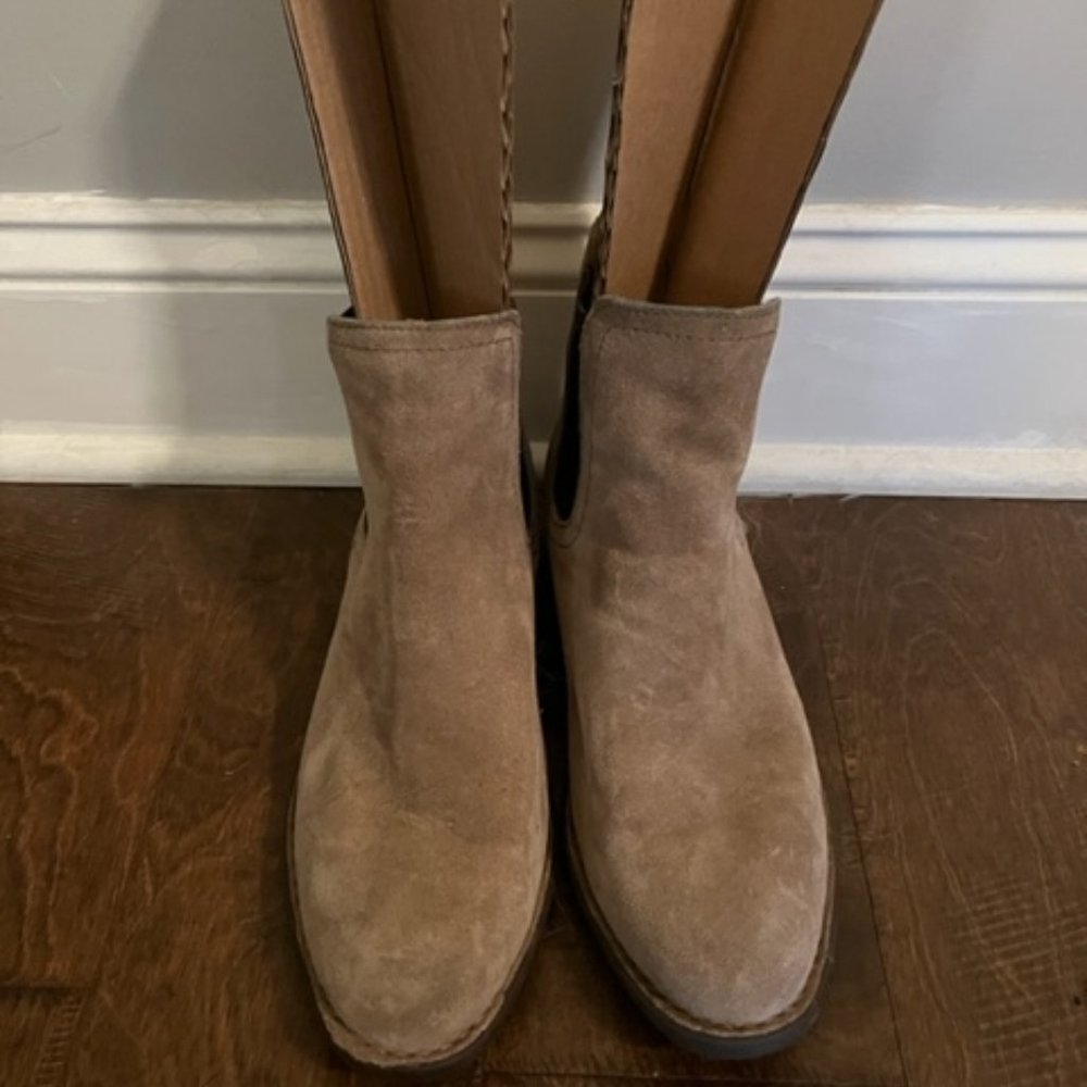 Born women's Tan suede Chelsea boots.